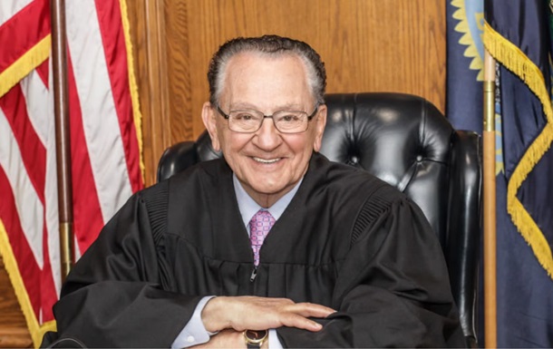 Помер  найприємніший суддя у світі  Френк Капріо