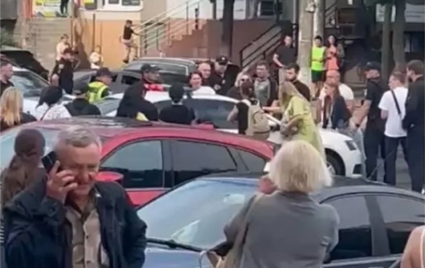 У Вінниці мітингувальники  відбили  ухилянта у ТЦК