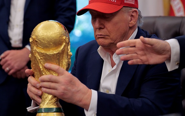  Можна я залишу його собі? : Трамп не захотів віддавати кубок ЧС з футболу