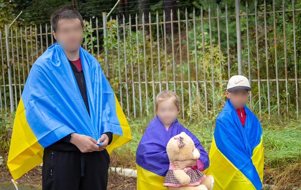 В Украину вернули троих детей и парня, которых оккупанты вывезли в РФ