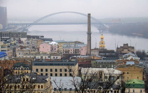Подільський міст у Києві засяяв кольорами прапора