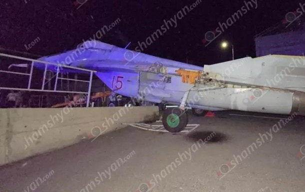 В Армении российский истребитель врезался в столб