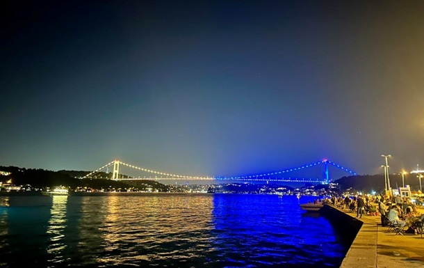 Туреччина оздобила вежу і міст у синьо-жовті барви