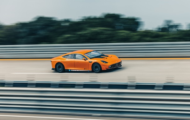 Електроконцепт Mercedes AMG проїхав довжину екватору за сім днів