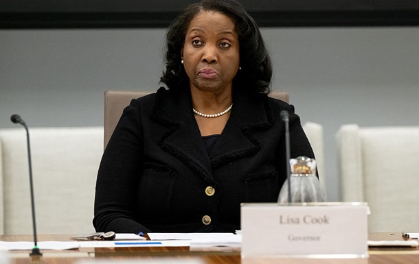 Долар просів після рішення Трампа звільнити посадовця ФРС