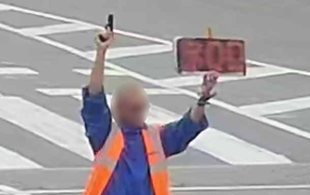 Вооружённый винничанин объявлял минуту молчания