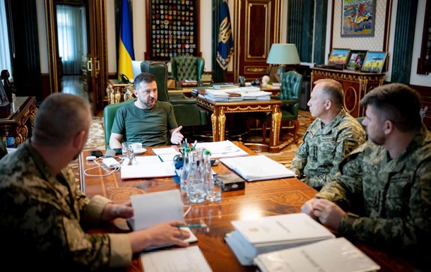 Зеленский обсудил с военными резервы для ВСУ