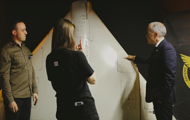 Прем’єру Канади в Києві показали компоненти російської зброї