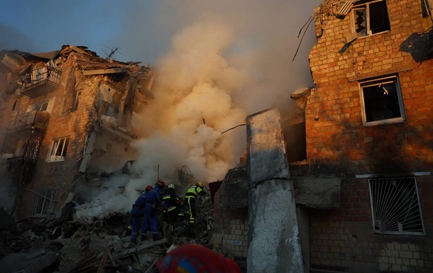 У Києві під завалами знайшли трьох людей