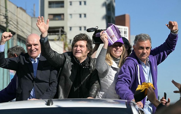 В пригороде Буэнос-Айреса толпа забросала Милея камнями