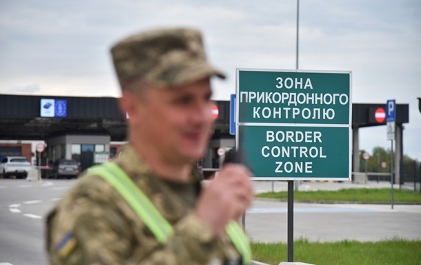  Масова втеча молоді з України : прикордонники спростували фейки