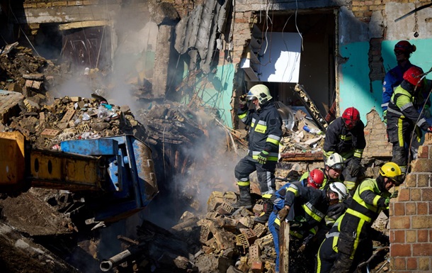 Разбор завалов в Киеве продолжается: жертв стало больше