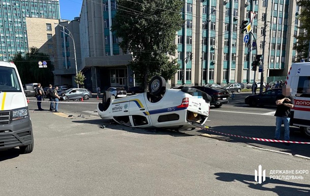 У Києві перекинулось авто поліції, є загиблий