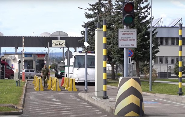 Польша выдворила 15  опасных  украинцев