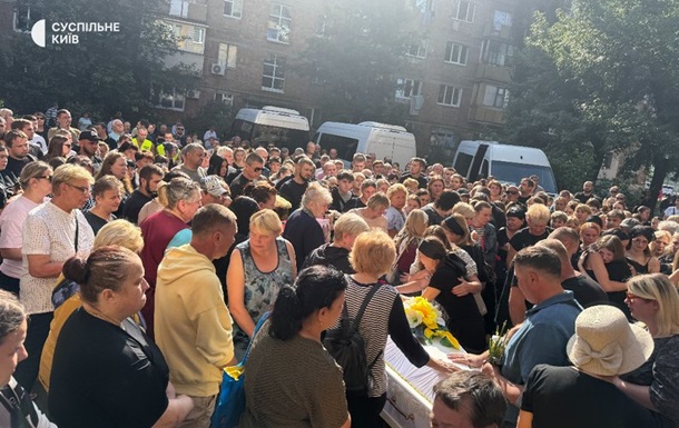 В Києві проводжають в останню дворічну Ангеліну та її маму