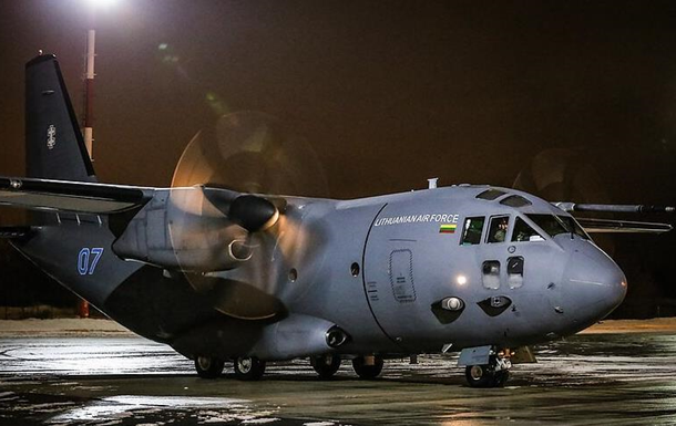 Самолет с президентом Литвы не мог приземлиться из-за сообщения о дроне