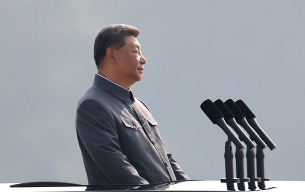 Си заявил о  выборе между войной и миром  на военном параде с Путиным