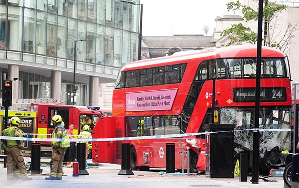 В Лондоні двоповерховий автобус в їхав у натовп: 17 потерпілих