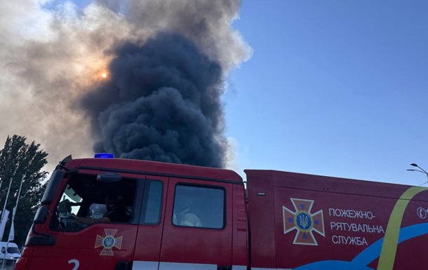 В Днепре бушует масштабный пожар