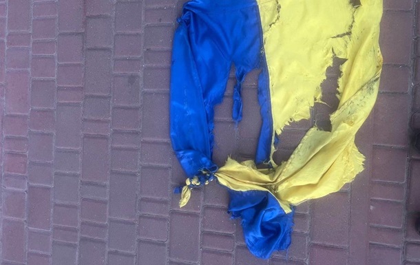 В Кропивницком мужчина сорвал и растоптал флаг Украины