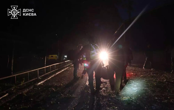 Обстріл Києва: патрульні показали перші хвилини після удару