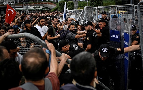 У Стамбулі спалахнули масові протести