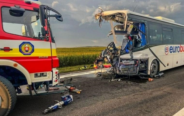 В Словакии автобус попал в ДТП, есть погибший и 28 раненых