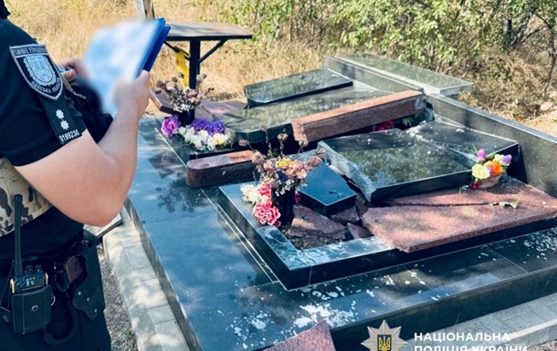 В Одесі чоловік пошкодив майже 30 пам’ятників на кладовищі