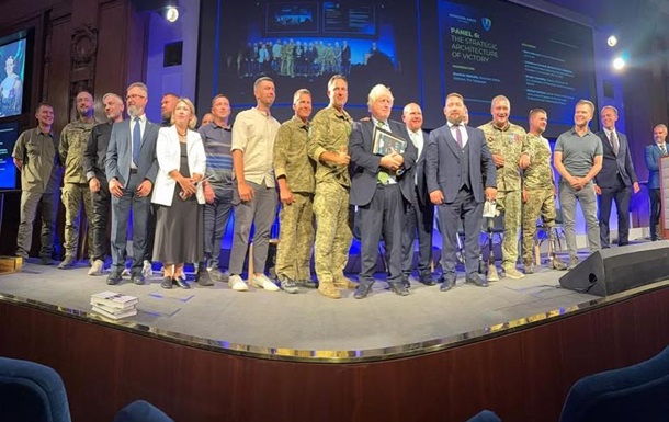 Захід має надати Україні дозвіл бити по військових базах РФ - Борис Джонсон