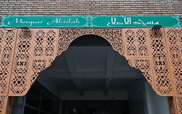 Під мечетями Парижа виявлені свинячі голови з написом  Макрон 