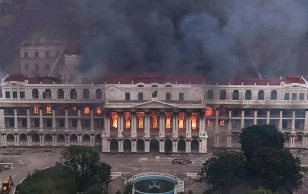 Появилось видео пожара в здании парламента Непала