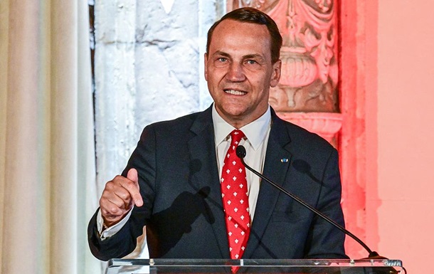 Сикорский: Путин насмехается над Трампом