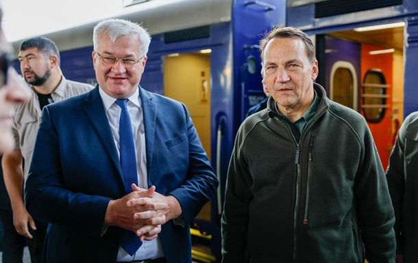 Сикорский прибыл в Киев и дал ответ Трампу