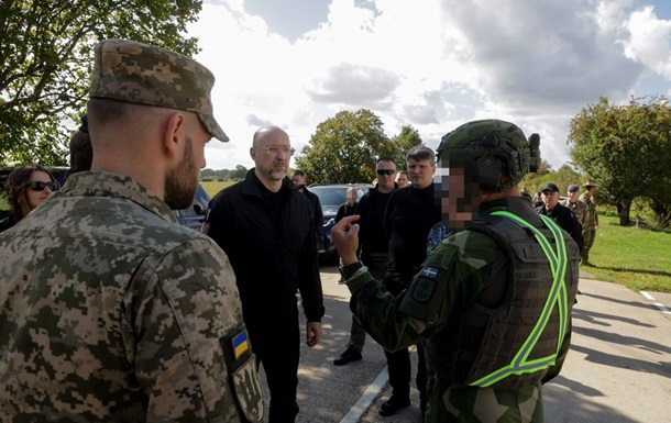 Шмыгаль посетил полигон в Британии, где обучают бойцов для ВСУ