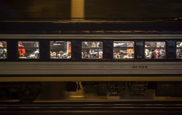 Пассажиров международного поезда эвакуировали из-за взрывов на Киевщине