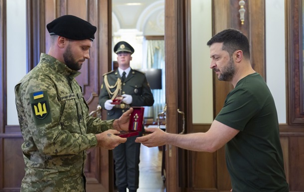 Зеленский поздравил и наградил танкистов-воинов