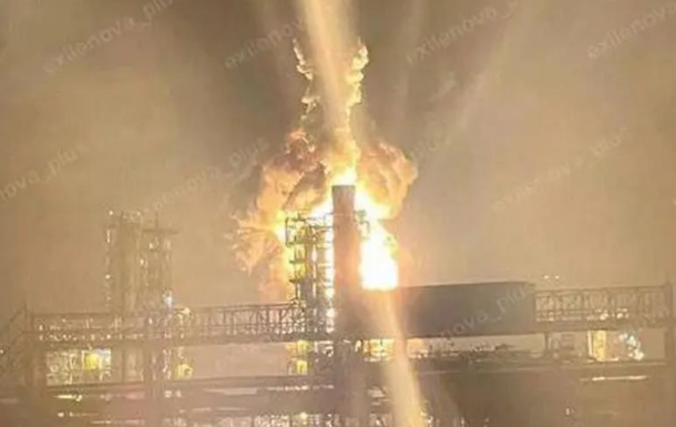 Атаки дронов нарушили работу НПЗ и нефтяного порта в РФ - СМИ