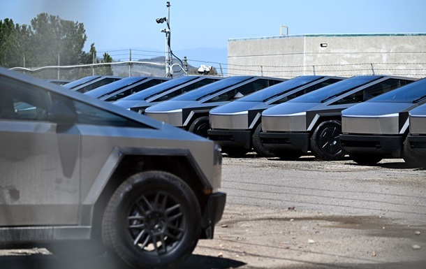 Tesla убрала самую дешевую версию Cybertruck из продажи