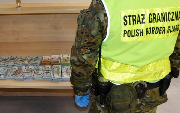 Украинка пыталась провезти в Польшу кучу валюты в чемодане