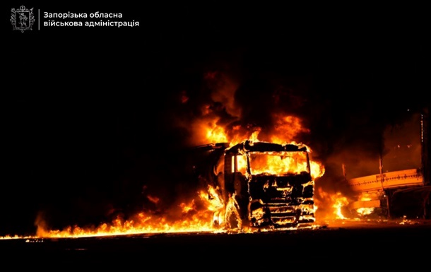 Росіяни обстрілюють Запоріжжя: руйнування і пожежа