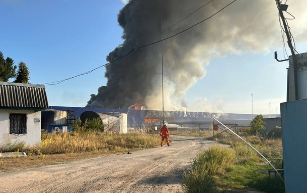 Под Киевом горит логистический центр после атаки РФ