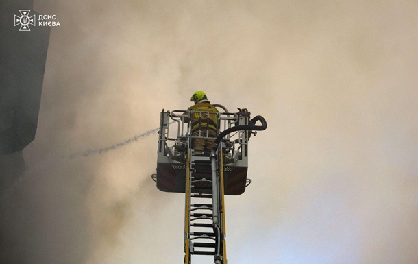 В Киеве масштабный пожар: горит многоэтажный дом