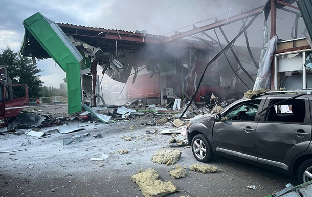 На Полтавщині росіяни вдарили дроном по АЗС, виникла пожежа