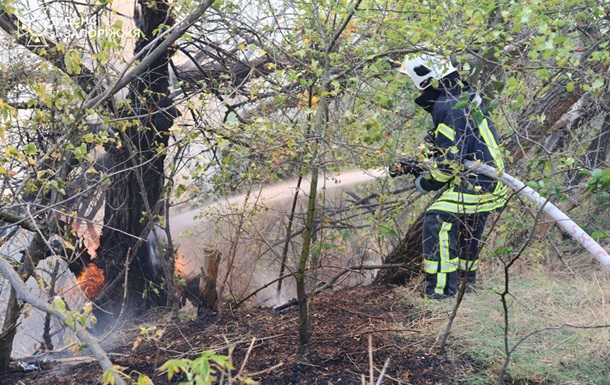 Спасатели второй день тушат пожар на Хортице