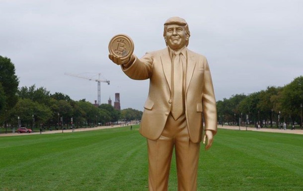 У Вашингтоні встановили  золоту  статую Трампа