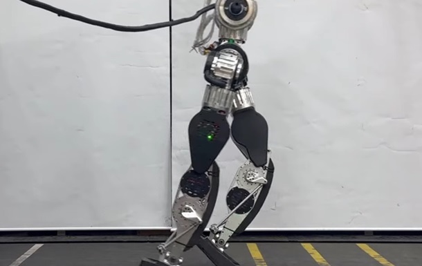 Робот з Південної Кореї виконав  місячну ходу  на відео