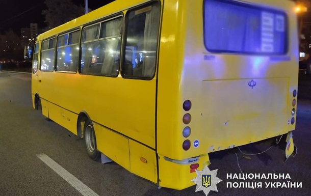 В Киеве пьяный водитель Mercedes врезался в маршрутку