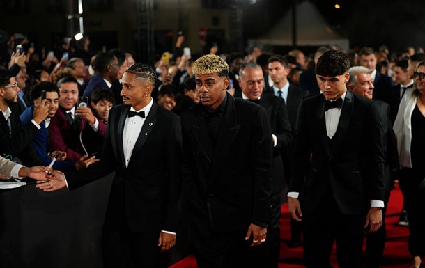 На червоній доріжці Золотого м яча вболівальники обсвистали Барселону