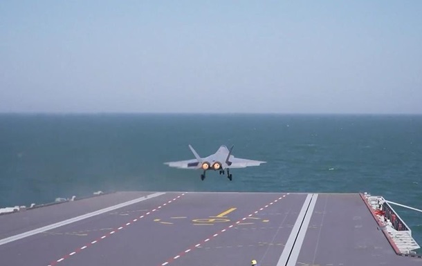 Китай уперше показав зліт винищувача J-15T з авіаносця Фуцзянь