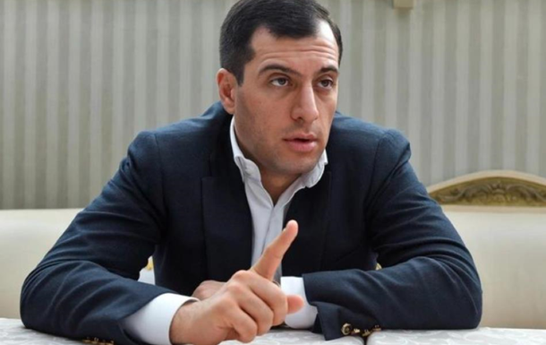 Ексчиновника РФ, який втік із суду, знайшли мертвим у консульстві Вірменії